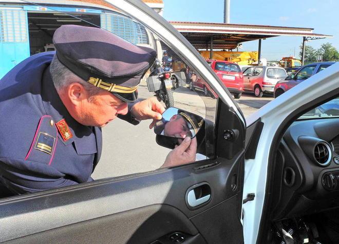 Nomadi i truffatori dello specchietto la polizia sequestra due auto 