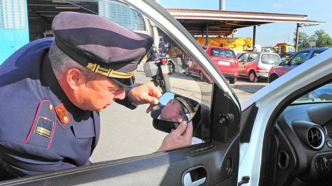 Nomadi i truffatori dello specchietto la polizia sequestra due auto