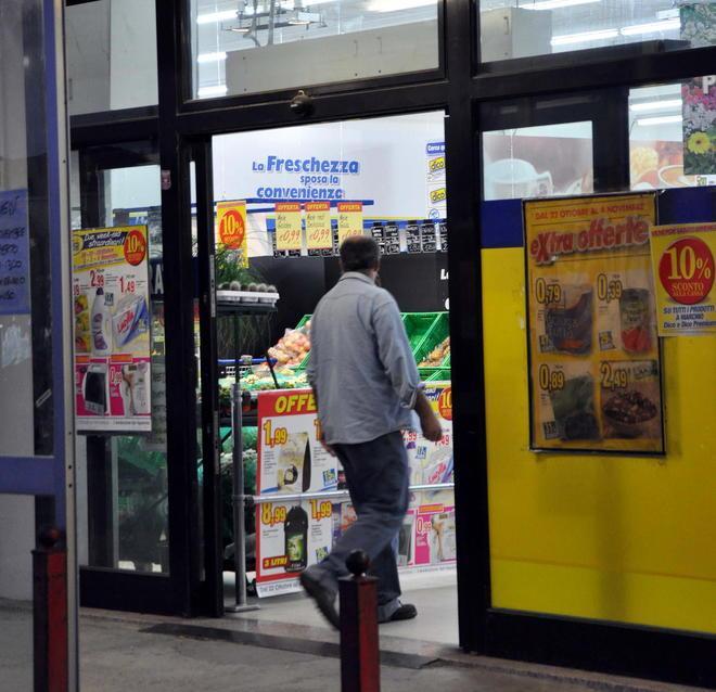 Cassiere eroe mette in fuga il rapinatore con una mazza 
