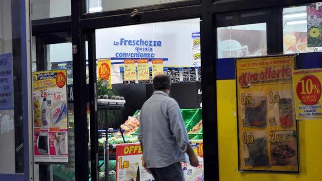 Cassiere eroe mette in fuga il rapinatore con una mazza