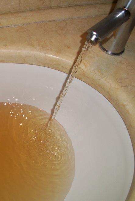 Acqua marrone dai rubinetti dell’asilo: proteste