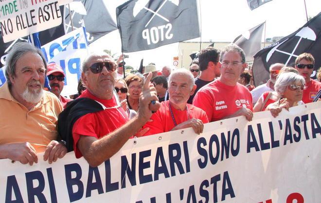 Spiagge, l’ira dei balneari spaventa Roma 