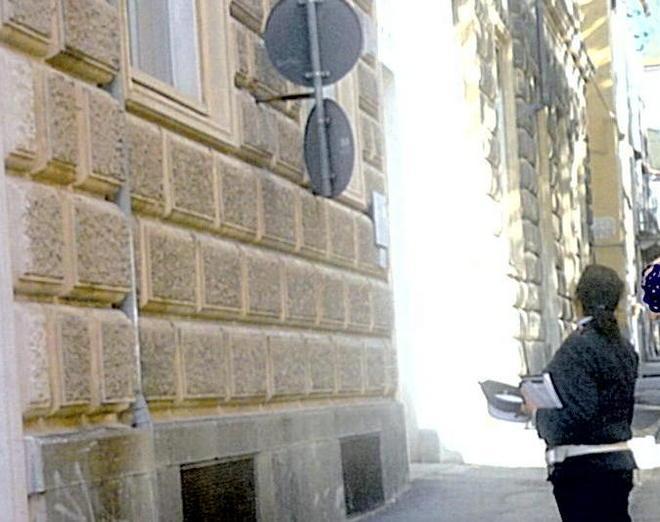 Cade pezzo di intonaco, sfiorato pedone