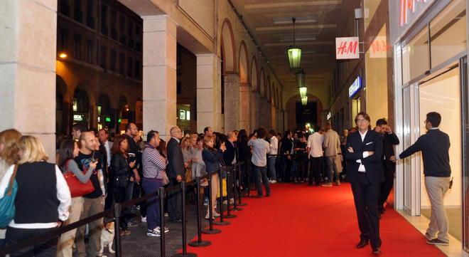 La prima notte è maxi-festa con shopping 