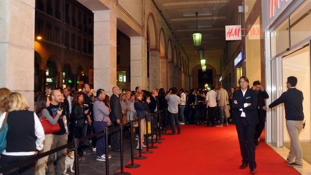 La prima notte è maxi-festa con shopping