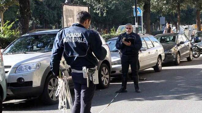 Scooterista 42enne stretto fra furgone e auto: è grave