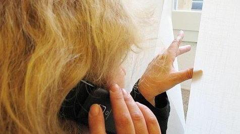 Stalking, scultore respinto dall’amata la ritrae nuda ed espone la statua in una mostra
