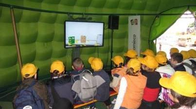 I segreti del riciclo della carta in tre igloo nel centro