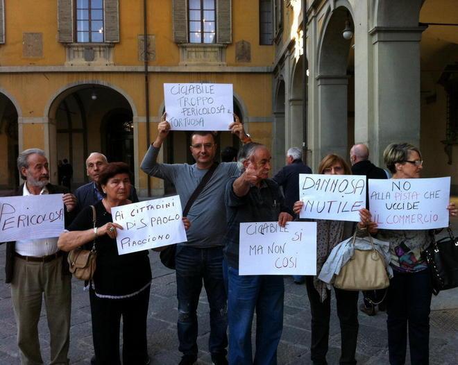 Protesta dei cittadini di San Paolo contro la pista ciclabile 