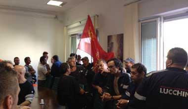 Lucchini, gli operai occupano gli uffici della direzione 
