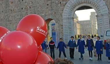 I palloncini rossi di “Save the children” invadono Pisa 