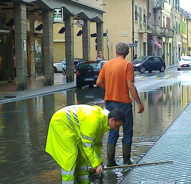 Via Saffi scrive al Comune «Fate le pulizie»