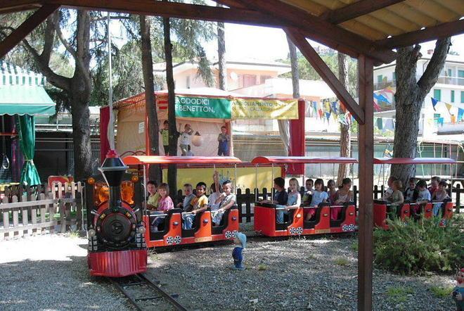Un paese in festa con spettacoli e giochi per bambini