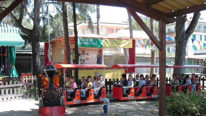 Un paese in festa con spettacoli e giochi per bambini