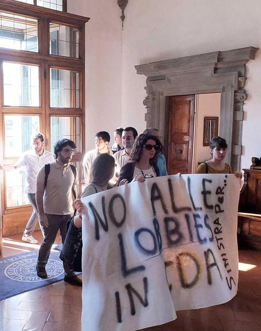 Blitz degli studenti contro gli esterni nel cda dell’ateneo 