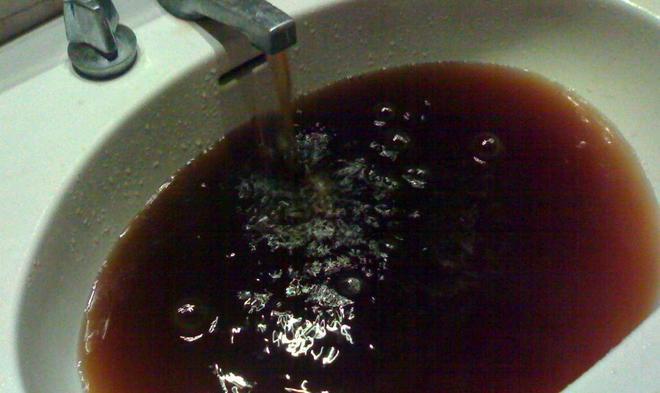 Acqua marrone all’asilo, partono le analisi