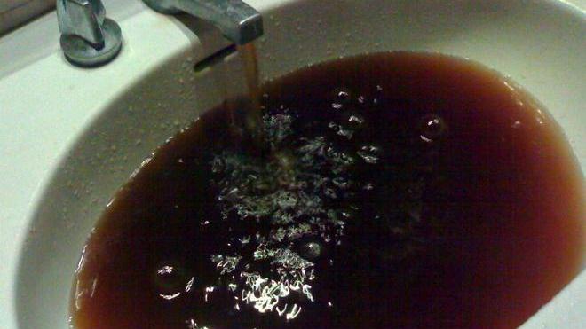 Acqua marrone all’asilo, partono le analisi