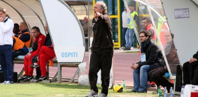 Cuoghi spiega alla squadra i movimenti anti Avellino 