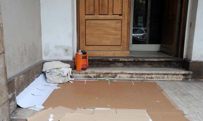 Clochard sotto il portico del tribunale 