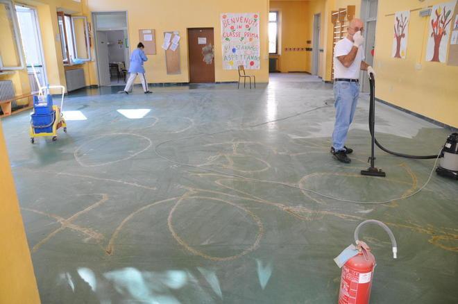 Svuotano l’estintore nelle aule della scuola