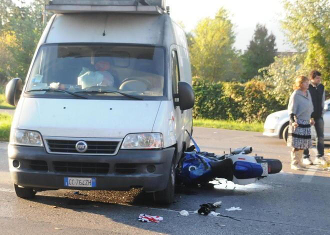 Andava al lavoro, ora rischia la vita 