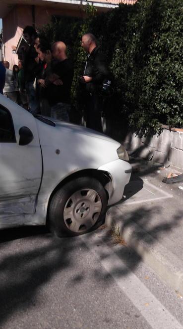 Auto piomba sul muretto «questa via è pericolosa» 