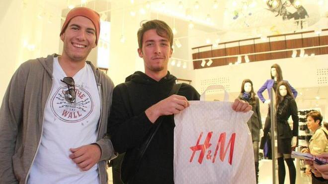 H&M, scatta la shopping - mania