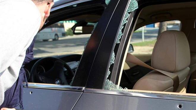 Spari della polizia contro la Bmw che fugge