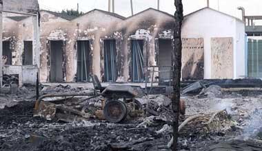Devastato dalle fiamme uno stabilimento balneare a Tirrenia 
