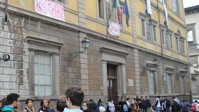 Gli studenti occupano artistico e istituto d’arte