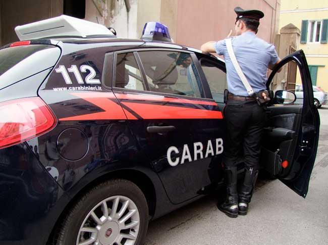 Evade dagli arresti domiciliari e si mette a spacciare: in cella 