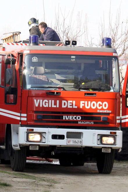 Bambino bloccato in auto Lo salvano i vigili del fuoco