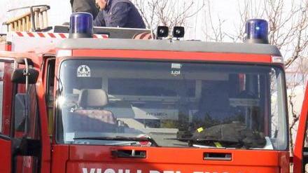 Bambino bloccato in auto Lo salvano i vigili del fuoco