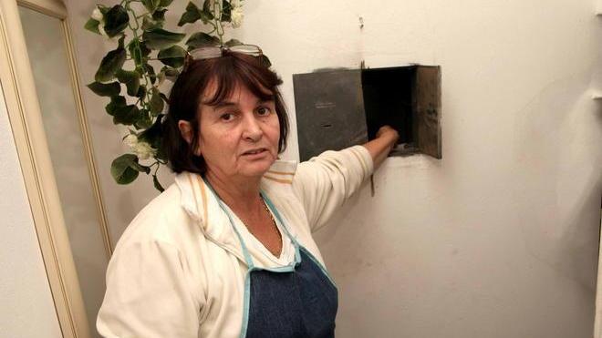 Va a fare la spesa e le ripuliscono la casa