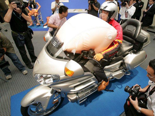 Vende la moto, ma viene truffato 