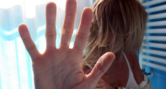 Respinto dalla modella, la esibisce nuda 