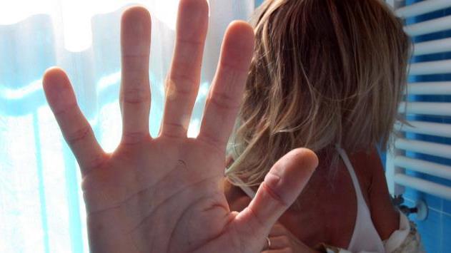 Respinto dalla modella, la esibisce nuda