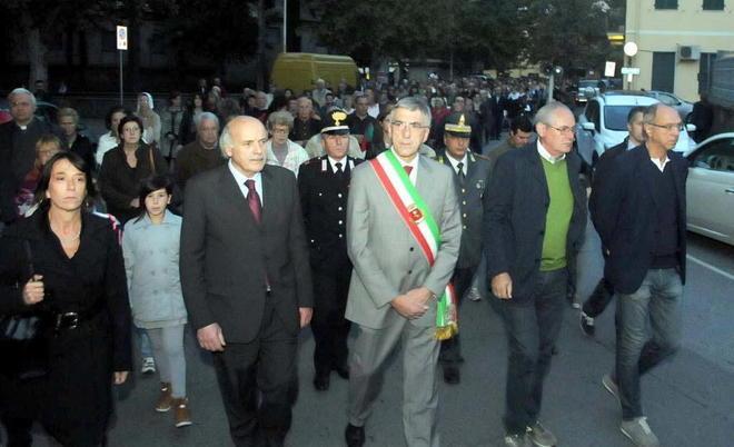 Duemila persone alla processione nei luoghi simbolo 