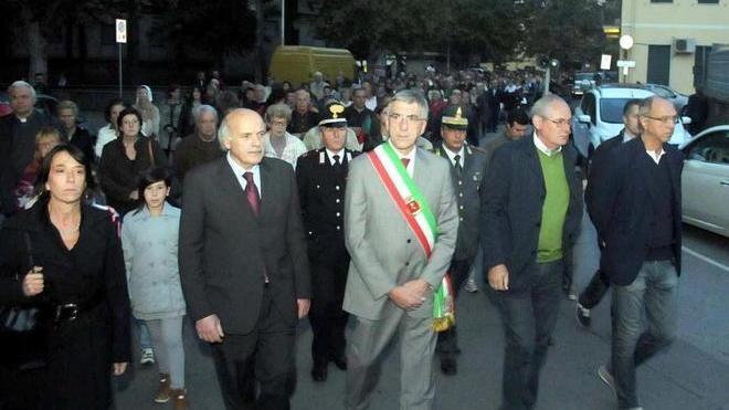 Duemila persone alla processione nei luoghi simbolo