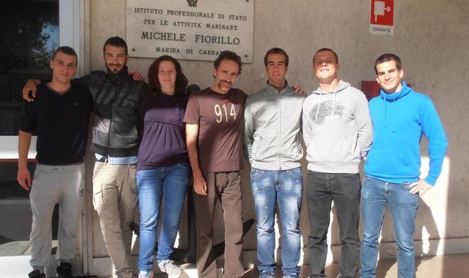 A gonfie vele gli studenti del Nautico