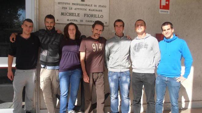 A gonfie vele gli studenti del Nautico