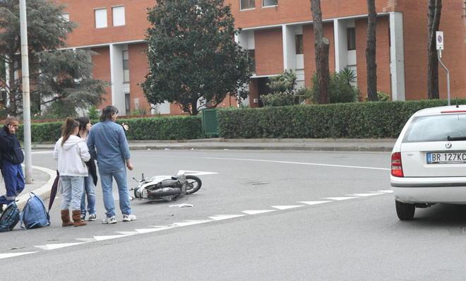 Sedicenne in scooter investita da auto