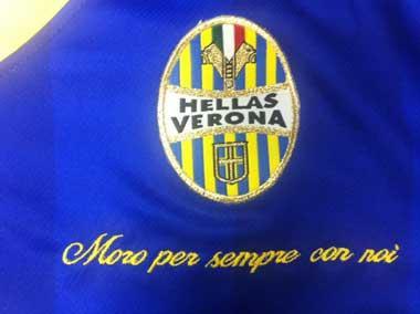 “Moro sempre con noi”, la risposta del Verona ai cori contro il giocatore 