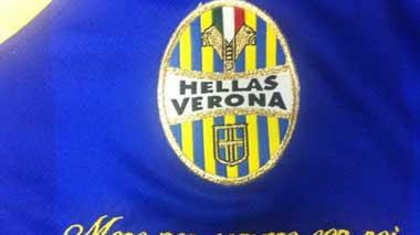 “Moro sempre con noi”, la risposta del Verona ai cori contro il giocatore
