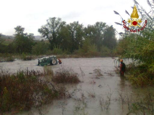 Maltempo, in auto entrano nel fiume Serchio: salvati dai sommozzatori 