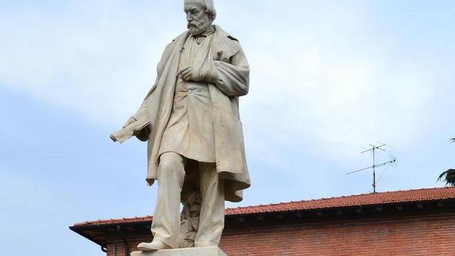 Nuovo look per la statua di Giuseppe Montanelli