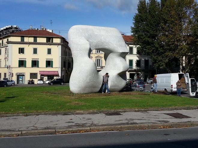 Riecco il “buco” di Moore dopo il restauro: monumento di nuovo visibile 