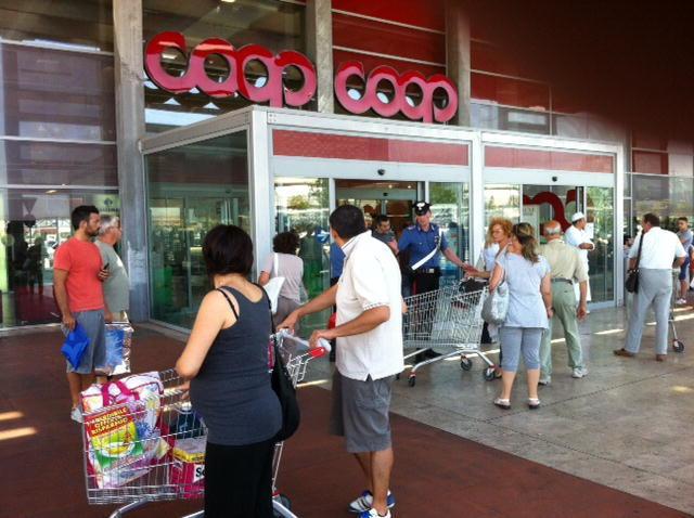 Taccheggio da record alla Coop: pagano 3 euro e cercano di rubare cosmetici per 864 euro 