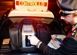 Guida ubriaco e passa col rosso, via 45 punti dalla patente 
