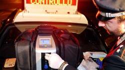 Guida ubriaco e passa col rosso, via 45 punti dalla patente
